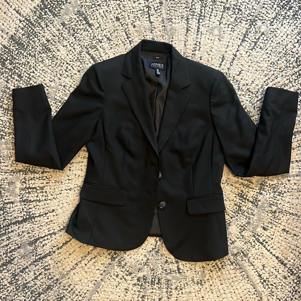 Jones New York black blazer. Shoulder pads. Size 4
